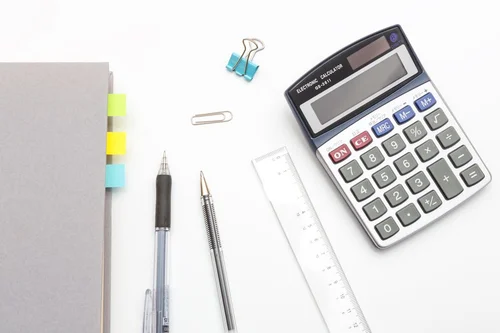 料金計算に使用する電卓と事務用品