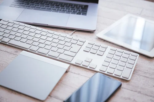 費用計算の正確性を示す、行政書士のデスク