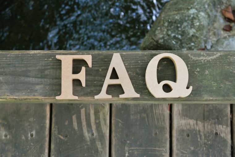 FAQ（よくある質問）の文字、木製ボードと水面背景